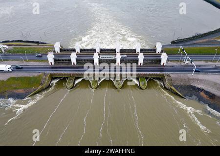 Der niederländische Norddeich, der Wasser aus dem Ijssellake in das Waddenzee in den Niederlanden ableitet Stockfoto