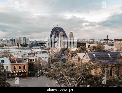 Ein malerischer Blick auf eine große Skyline der Stadt mit einer Brücke über einen ruhigen See Stockfoto