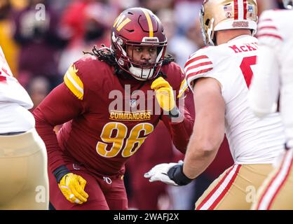 Washington Commanders Defensive End James Smith-Williams (96) stürmte die Offensive Line gegen die San Francisco 49ers im FedEx Field in Landover Stockfoto