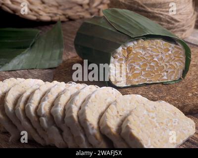 Rohe Tempeh in Bananenblätter gewickelt, traditionelle indonesische Speisen, aus Sojabohnen Stockfoto