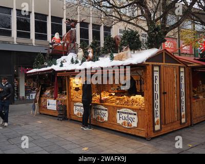 Fudge Stall mit Dach dekoriert mit Weihnachtsmann, Schneemännern und Nachahmung von Schnee auf Bristol Christmas Market, Broadmead, Bristol. Stockfoto