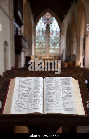 Buch der Psalmen geöffnet auf einem Rednerpult in der Abtei, Dorchester-on-Thames Abbey, Dorchester-on-Thames, Oxfordshire, England, Vereinigtes Königreich, Europa Stockfoto