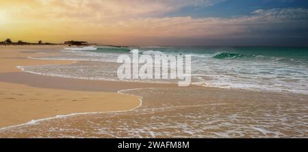 Farbenfroher Sonnenuntergang an einem windigen Tag am Strand von Boa Vista, Kap Verde. Stockfoto