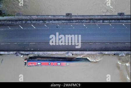 Barrow upon Soar, Leicestershire, Großbritannien. Januar 2024. Wetter in Großbritannien. Ein schmales Boot sinkt, nachdem es während der Überschwemmung auf dem Fluss Soar aus seinem Anlegeplatz gebrochen hat. Teile des Vereinigten Königreichs sind auf einen weiteren Tag mit störendem Wetter vorbereitet, mit Hunderten von Hochwasserwarnungen und -Warnungen, da mehr Regen erwartet wird. Credit Darren Staples/Alamy Live News. Stockfoto