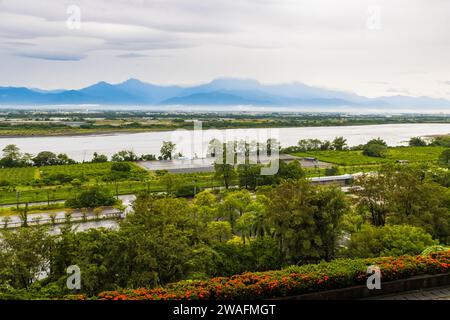 Grüne Landschaft von Kaohsiung, Taiwan vom Fo Guang Shan Tempel aus gesehen Stockfoto