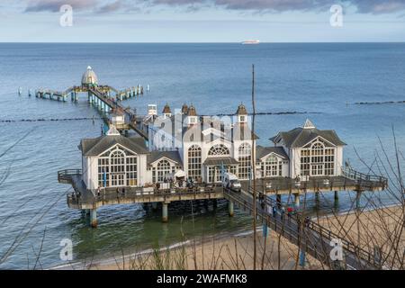Die Seebrücke von Sellin auf der Ostseeinsel Rügen Landkreis Vorpommern-Rügen in Mecklenburg-Vorpommern. Auf der Seebrücke befindet sich ein Restaurant und an der Spitze ein Imbiss und ein Schiffsanleger. *** Die Anlegestelle von Sellin auf der Ostseeinsel Rügen im Landkreis Vorpommern Rügen in Mecklenburg-Vorpommern befindet sich ein Restaurant auf der Anlegestelle und eine Snackbar und ein Steg auf der Spitze Stockfoto