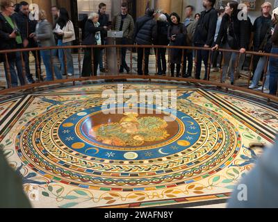 Besucher rund um das Bodenmosaik im Raum des Griechischen Kreuzes, Vatikanmuseum, Vatikanstadt, Rom, Italien. Stockfoto