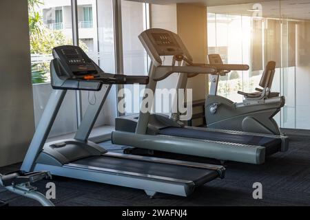 Moderne Innenausstattung des Fitnessstudios mit Geräten. Fitnesscenter mit Trainingsfahrrädern im Außenbereich Stockfoto