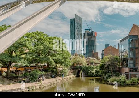 Malerischer Blick auf den Beetham Tower, ein 47-stöckiges Wolkenkratzer mit gemischter Nutzung in Deansgate, Manchester. Stadtleben, Reise- oder Tourismuskonzept, Stockfoto