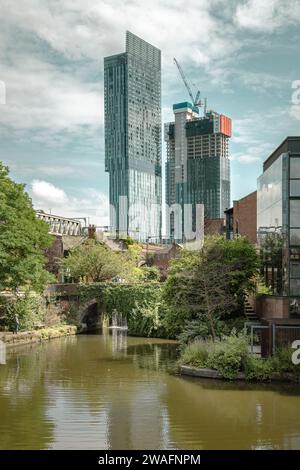 Malerischer Blick auf den Beetham Tower, ein 47-stöckiges Wolkenkratzer mit gemischter Nutzung in Deansgate, Manchester. Stadtleben, Reise- oder Tourismuskonzept, Stockfoto