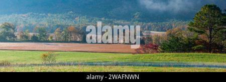 Herbstpanorama in Cades Cove im Great Smoky Mountains National Park Stockfoto