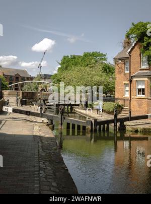 Ein Abschnitt des Rochdale-Kanals mit Schleuse 92 und Kanalbrücke 101 in Castlefield, Manchester. Ruhiger Blick auf das Wasser, Kanal mit Schleppweg und Schleuse Stockfoto