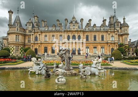 Waddesdon Manor, Aylesbury, Buckinghamshire, England, mit seinem Brunnen von Triton und Nereiden im Vordergrund Stockfoto