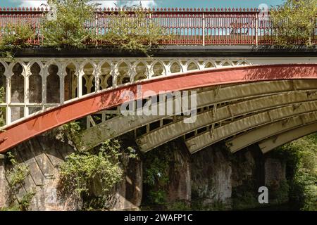 Detail der architektonischen Schönheit einer rot-weißen viktorianischen Eisenbahnbrücke. Beispiel für viktorianische Eleganz und Ingenieurskunst. Stockfoto