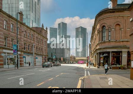 Blick auf Deansgate, wo der traditionelle Charme der Architektur im Kontrast zu hoch aufragenden Ikonen wie dem Beetham Tower und den Türmen des Deansgate Square steht Stockfoto
