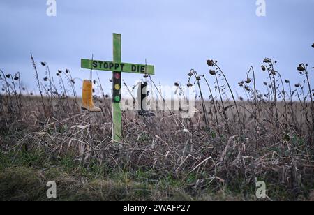 Rottenburg Kreis Tübingen 04.01.2024 Bauernstreik: Ein gruenes Kreuz mit einer Ampel, Gummistiefeln und der Aufschrift: Stoppt die Ampel, auf einem Feld zwischen Rottenburg und Wendelsheim. *** Rottenburg Kreis Tübingen 04 01 2024 Bauern schlagen auf Einem Feld zwischen Rottenburg und Wendelsheim Ulmer Ein grünes Kreuz mit einer Ampel, Gummistiefeln und der Aufschrift Stop the Ampel Stockfoto