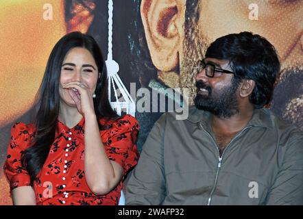 Mumbai, Indien. Januar 2024. (L-R) Bollywood-Schauspielerin Katrina Kaif lacht, während der indische Filmschauspieler und Produzent Vijay Sethupathi (R) während der Pressekonferenz und einer Trailer-Launch ihres kommenden Films „Merry Christmas“ in Mumbai zusieht. Der Film wird am 12. Januar 2024 in den Kinos in Hindi, Tamil und Telugu veröffentlicht. (Foto: Ashish Vaishnav/SOPA Images/SIPA USA) Credit: SIPA USA/Alamy Live News Stockfoto