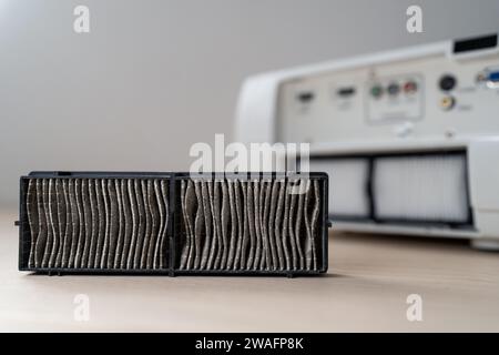 Gebrauchter Luftfilter. Austausch des Staubfilters. Stockfoto