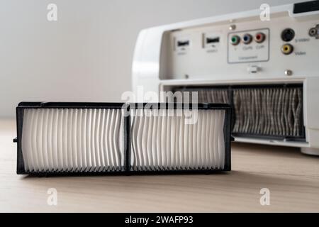 Neuer Luftfilter für Haushaltsgeräte. Austausch des Staubfilters. Stockfoto