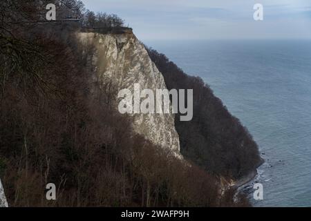 Der 118 Meter hohe Königsstuhl, die berühmte Kreideformation der Stubbenkammer bei Sassnitz im Nationalpark Jasmund auf der Ostseeinsel Rügen Landkreis Vorpommern-Rügen in Mecklenburg-Vorpommern. *** Der 118 Meter hohe Königsstuhl, die berühmteste Kreideformation der Stubbenkammer bei Sassnitz im Nationalpark Jasmund auf der Ostseeinsel Rügen Landkreis Vorpommern Rügen in Mecklenburg-Vorpommern Stockfoto