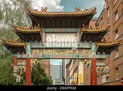 Ein offizielles Geschenk aus Peking dieser große kaiserliche Bogengang ist das Tor zu Manchesters Chinatown und der einzige seiner Art in Europa. Stockfoto