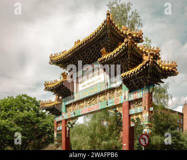 Ein offizielles Geschenk aus Peking dieser große kaiserliche Bogengang ist das Tor zu Manchesters Chinatown und der einzige seiner Art in Europa. Stockfoto