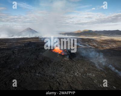 Atemberaubende Aufnahme des dramatischen Moments eines Vulkanausbruchs, Gipfelkrater mit kochendem Magma, aus der Luft direkt über dem Blick. Kraftvolle Kraft des Naturkonzepts Stockfoto