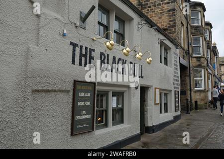 Otley Black Bull Pub Bier Oliver Cromwell Schilder im alten Stil Schilder Essen Wein Getränke Geschichte historischer Straßenmarkt Schilder weiß lackierte Menschen Stockfoto