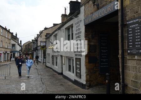 Otley Black Bull Pub Bier Oliver Cromwell Schilder im alten Stil Schilder Essen Wein Getränke Geschichte historischer Straßenmarkt Schilder weiß lackierte Menschen Stockfoto