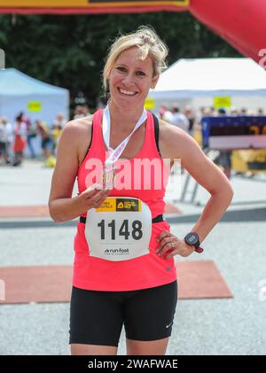 Sophie Jane Raworth Journalistin, Nachrichtensprecherin und Fernsehmoderatorin erhält ihre Medaillen, nachdem sie am Vitality Westminster Halbmarathon in London, Großbritannien, teilgenommen hatte Stockfoto