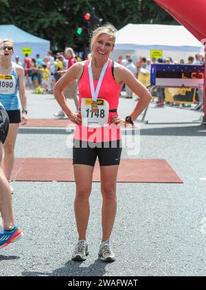 Sophie Jane Raworth Journalistin, Nachrichtensprecherin und Fernsehmoderatorin erhält ihre Medaillen, nachdem sie am Vitality Westminster Halbmarathon in London, Großbritannien, teilgenommen hatte Stockfoto