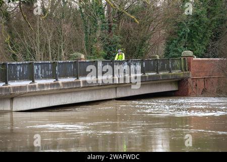 Sonning, Berkshire, Großbritannien. Januar 2024. Die Themse erreicht fast die Spitze einer Brücke, die den Fluss in Sonning, Berkshire, überquert. Für die Themse in Sonning, Berkshire, ist ein Hochwasseralarm vorhanden. Maureen McLean/Alamy Live News Stockfoto