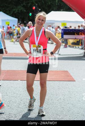 Sophie Jane Raworth Journalistin, Nachrichtensprecherin und Fernsehmoderatorin erhält ihre Medaillen, nachdem sie am Vitality Westminster Halbmarathon in London, Großbritannien, teilgenommen hatte Stockfoto