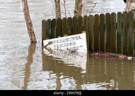 Sonning, Berkshire, Großbritannien. Januar 2024. Ein Schild verschwindet in der Thams. Für die Themse in Sonning, Berkshire, ist ein Hochwasseralarm vorhanden. Maureen McLean/Alamy Live News Stockfoto