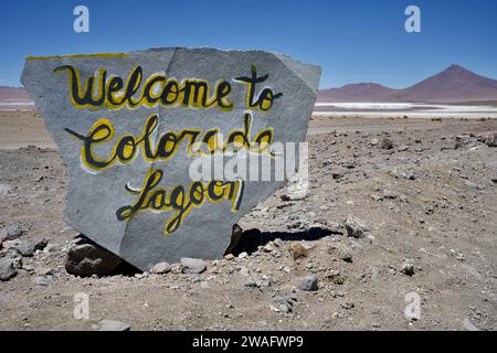 Touristeninformation Schild über die Rote Lagune. Laguna Colorada, Bolivien. Oktober 2023. Stockfoto