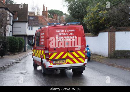 Sonning, Berkshire, Großbritannien. Januar 2024. Eine Wasser- und Aminal-Rettungseinheit des Royal Berkshire Fire & Rescue Service durchquert Sonning. Für die Themse in Sonning, Berkshire, ist ein Hochwasseralarm vorhanden. Maureen McLean/Alamy Live News Stockfoto