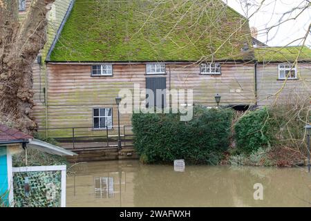 Sonning, Berkshire, Großbritannien. Januar 2024. Hochwasser auf dem Gelände der Mühle bei Sonning in Berkshire. Für die Themse in Sonning, Berkshire, ist ein Hochwasseralarm vorhanden. Maureen McLean/Alamy Live News Stockfoto