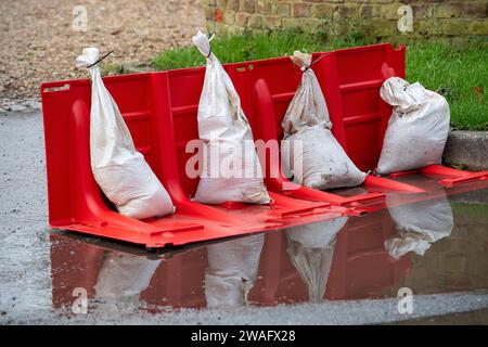 Sonning, Berkshire, Großbritannien. Januar 2024. Sandsäcke im Ready in Sonning. Für die Themse in Sonning, Berkshire, ist ein Hochwasseralarm vorhanden. Maureen McLean/Alamy Live News Stockfoto