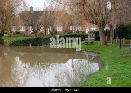 Sonning, Berkshire, Großbritannien. Januar 2024. Für die Themse in Sonning, Berkshire, ist ein Hochwasseralarm vorhanden. Maureen McLean/Alamy Live News Stockfoto