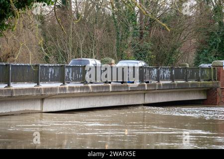 Sonning, Berkshire, Großbritannien. Januar 2024. Die Themse erreicht fast die Spitze einer Brücke, die den Fluss in Sonning, Berkshire, überquert. Für die Themse in Sonning, Berkshire, ist ein Hochwasseralarm vorhanden. Maureen McLean/Alamy Live News Stockfoto