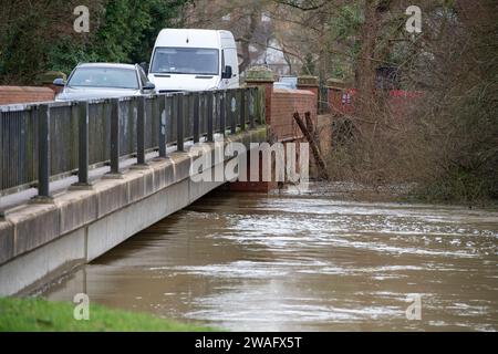 Sonning, Berkshire, Großbritannien. Januar 2024. Die Themse erreicht fast die Spitze einer Brücke, die den Fluss in Sonning, Berkshire, überquert. Für die Themse in Sonning, Berkshire, ist ein Hochwasseralarm vorhanden. Maureen McLean/Alamy Live News Stockfoto