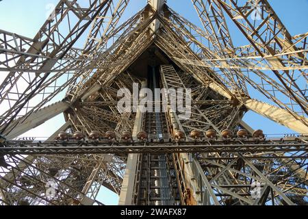 Paris, Frankreich - 21. April 2017: Eiffelturm, Detail des Aufzugs und der Struktur Stockfoto