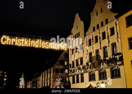 NÜRNBERG, BAYERN, DEUTSCHLAND - 16. DEZEMBER 2023: Christkindlesmarkt mit Weihnachtsbeleuchtung und Adventszeit Stockfoto