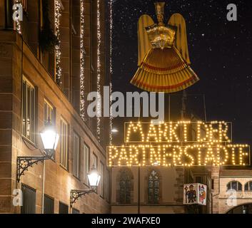 NÜRNBERG, BAYERN, DEUTSCHLAND - 16. DEZEMBER 2023: Christkindlesmarkt mit Weihnachtsbeleuchtung und Adventszeit Stockfoto