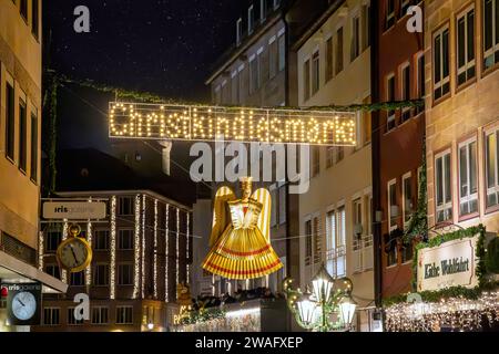 NÜRNBERG, BAYERN, DEUTSCHLAND - 16. DEZEMBER 2023: Christkindlesmarkt mit Weihnachtsbeleuchtung und Adventszeit Stockfoto