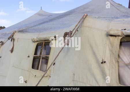 Seile zur Befestigung mobiler Armeezelte. Befestigungselemente vorgefertigter Planenzelte. Stockfoto