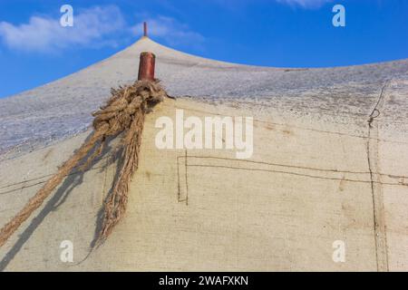 Seile zur Befestigung mobiler Armeezelte. Befestigungselemente vorgefertigter Planenzelte. Stockfoto