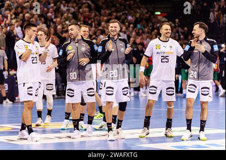 Flensburg, Deutschland. Januar 2024. Deutschland feiert/jubelt mit den Fans nach Sieg/Spielende GER, Deutschland vs. Portugal, Handball, Laenderspiel, Testspiel, 04.01.2024 Foto: Eibner-Pressefoto/Marcel von Fehrn Credit: dpa/Alamy Live News Stockfoto