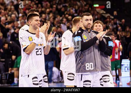 Flensburg, Deutschland. Januar 2024. Deutschland feiert/jubelt mit den Fans nach Sieg/Spielende GER, Deutschland vs. Portugal, Handball, Laenderspiel, Testspiel, 04.01.2024 Foto: Eibner-Pressefoto/Marcel von Fehrn Credit: dpa/Alamy Live News Stockfoto