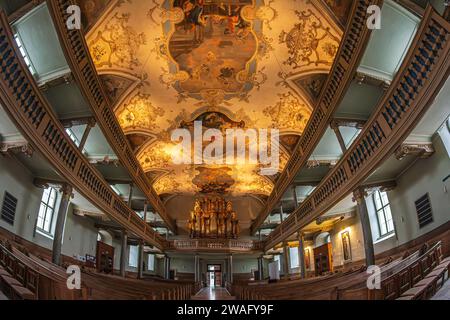 ERLANGEN, DEUTSCHLAND - 15. DEZEMBER 2023: Innenraum der barocken Neustädter Kirche, erbaut 1722–1737, auch die Universitätskirche der Friedrich-Alexander- Stockfoto